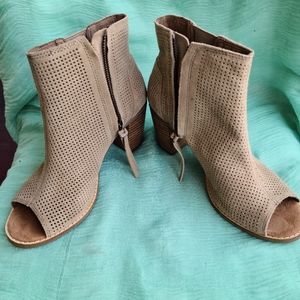 Tom's Peep-toe Booties Size 7W Like New